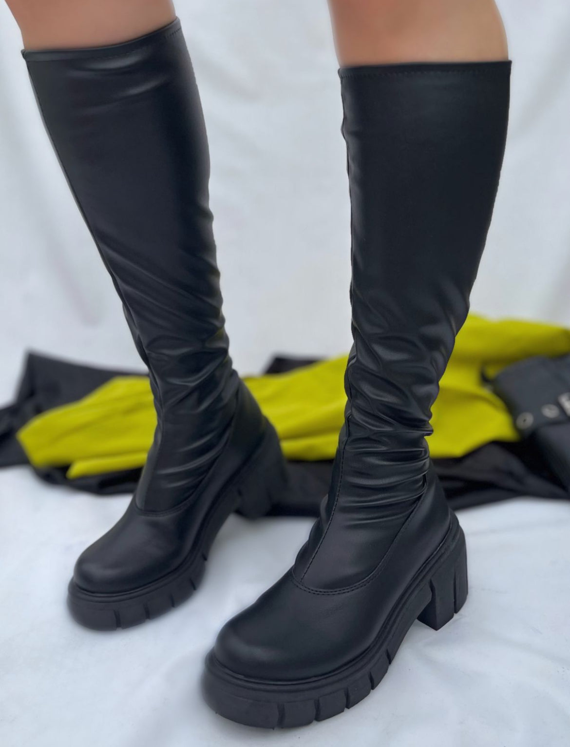 Bota elastizada engomada caña alta