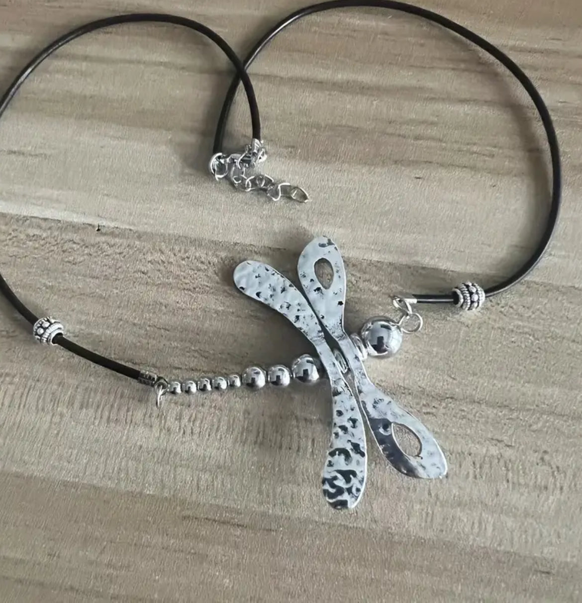 Collar con libélula giratoria grande