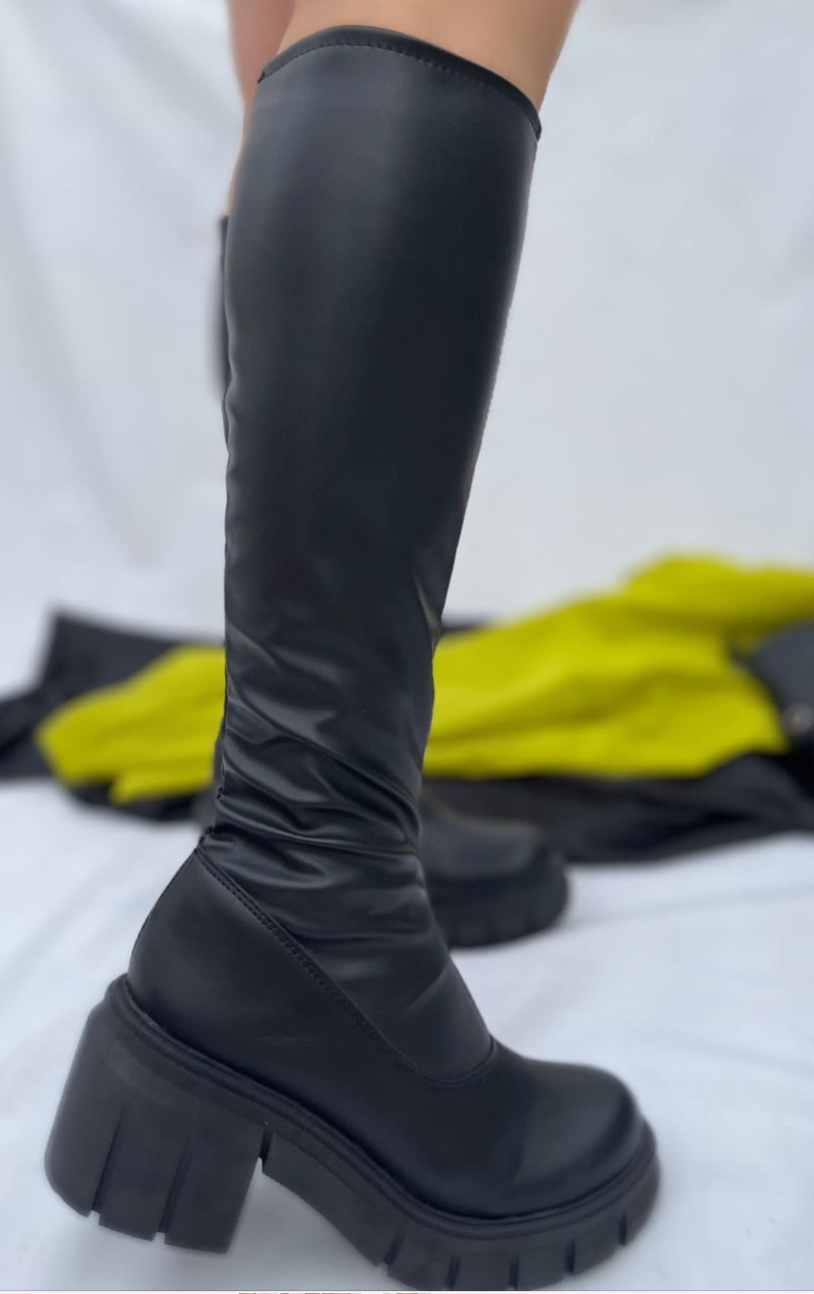 Bota elastizada engomada caña alta