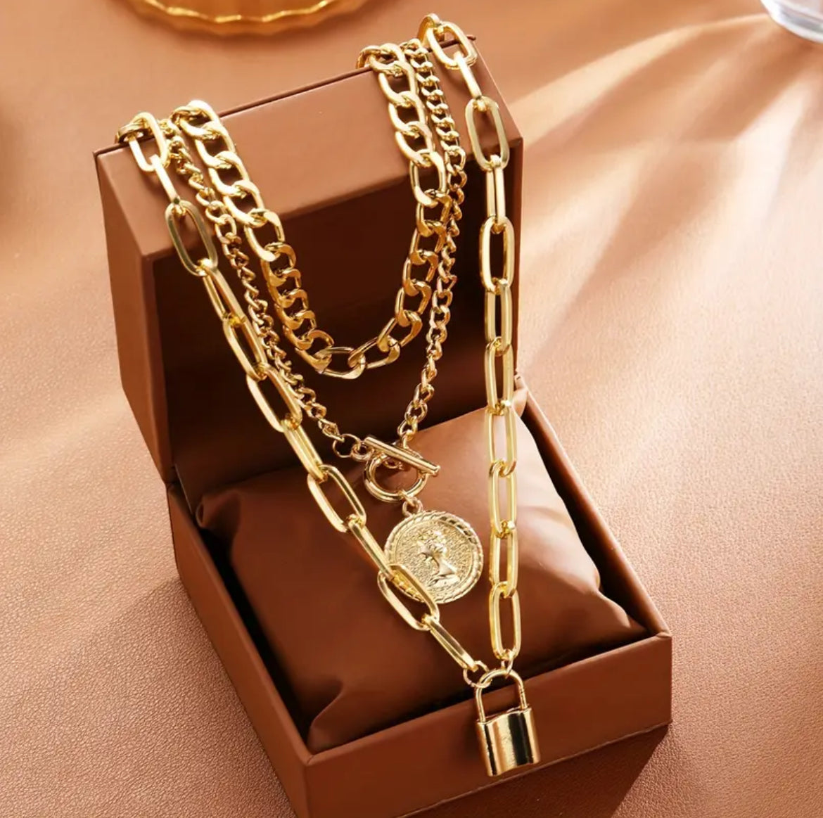 Collar triple cadena candado