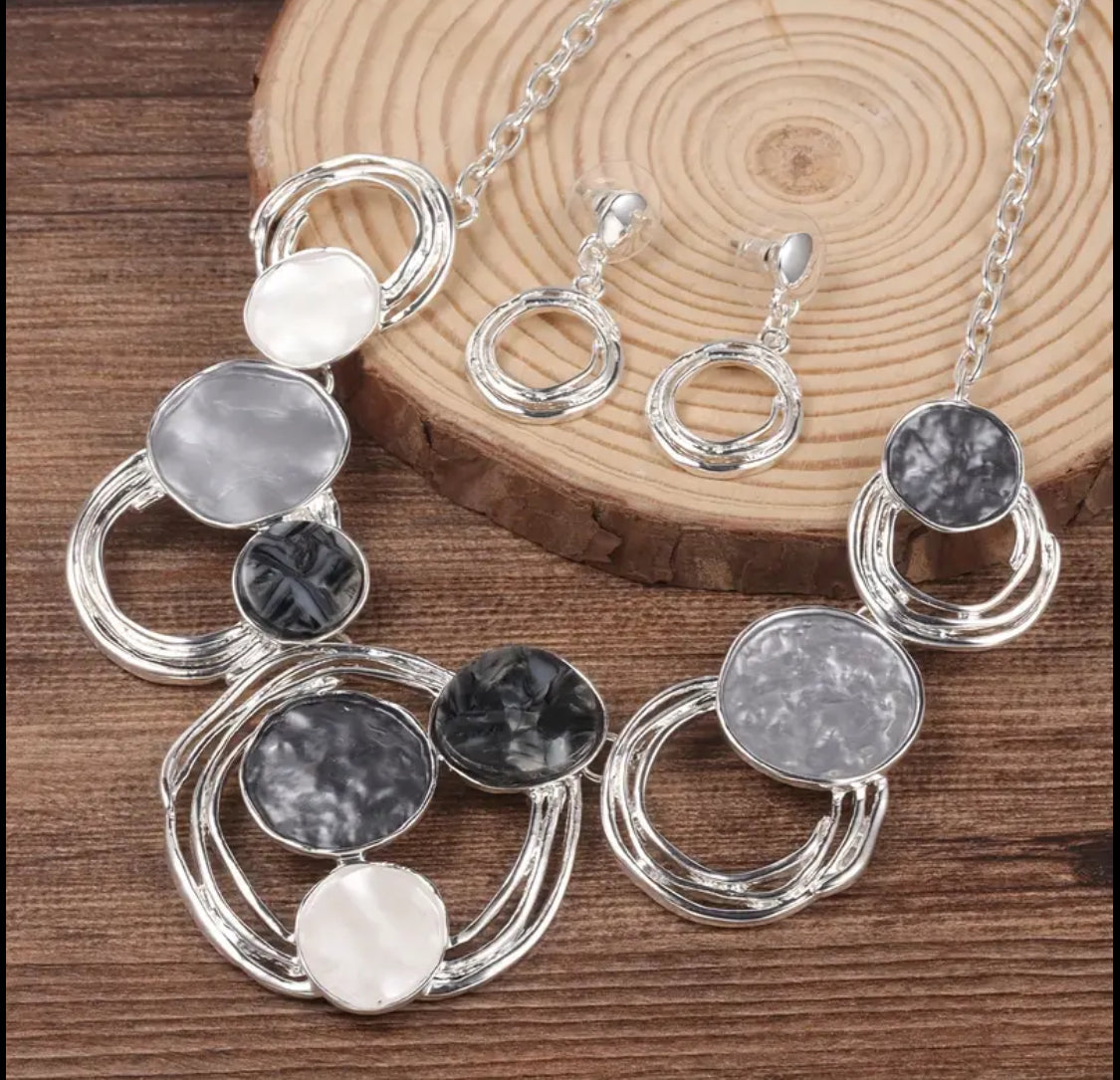 Conjunto brillante matiz gris azulado