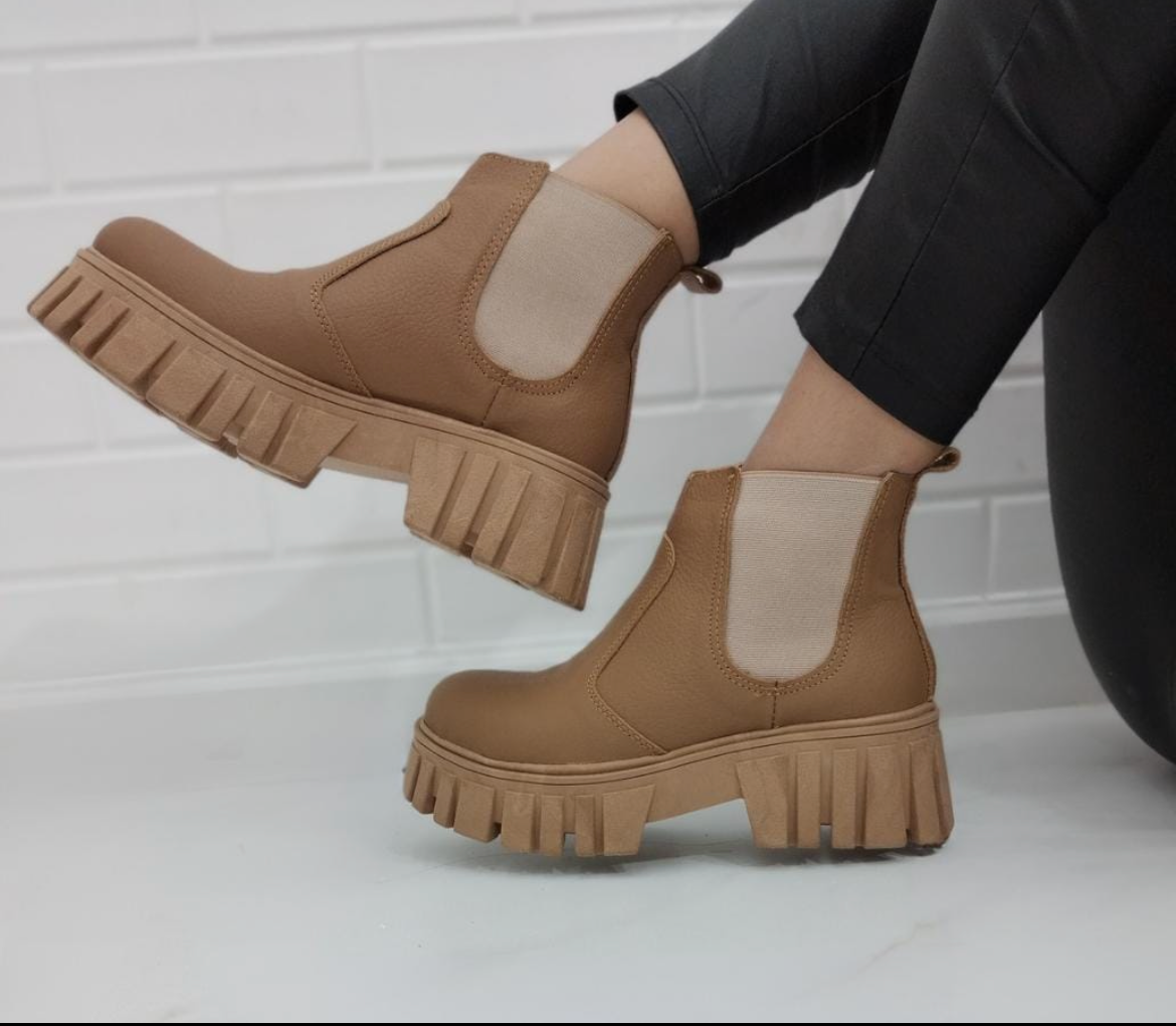 Borcego en cuero suela tractor con elástico