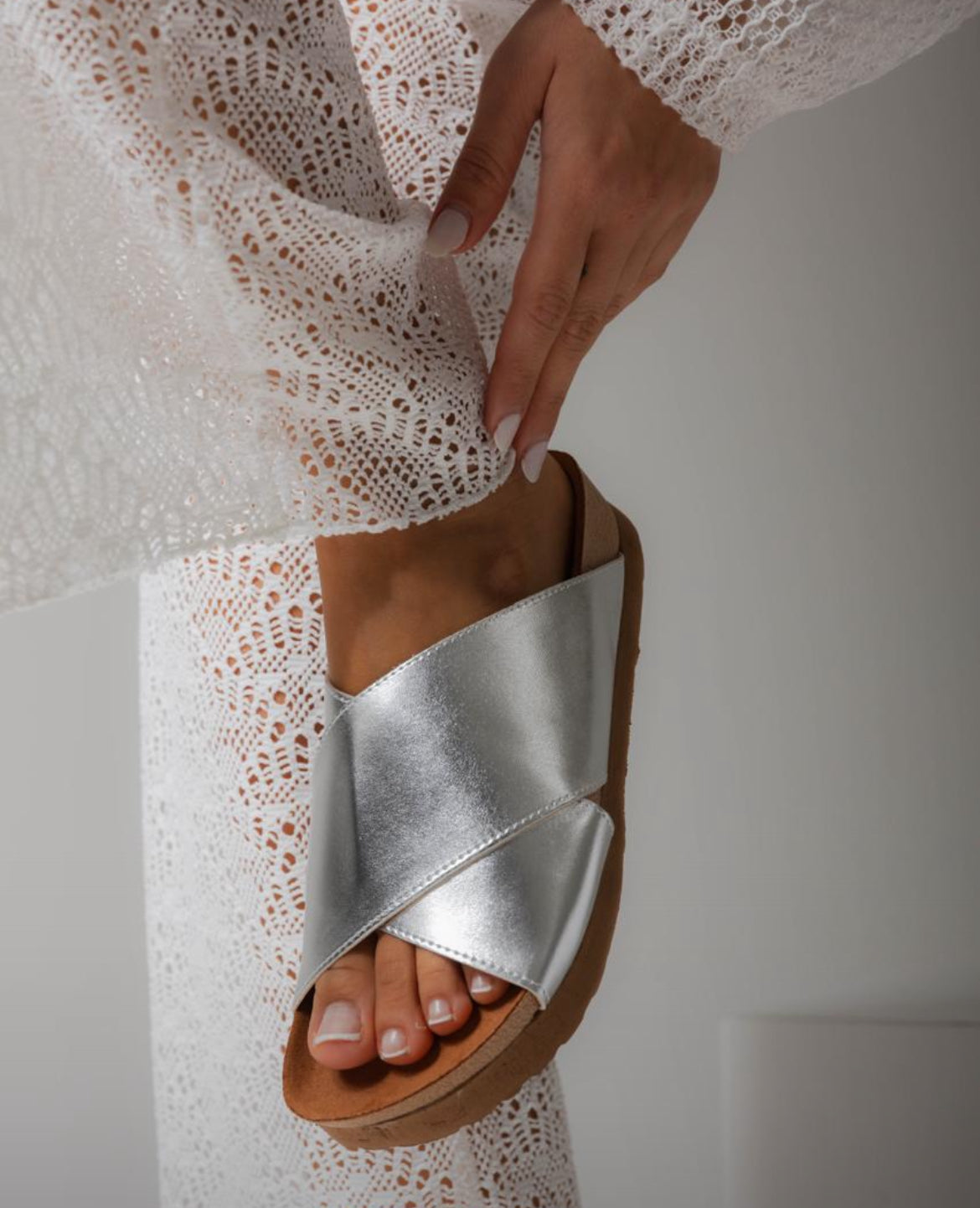 Sandalia modelo birk cuero plata