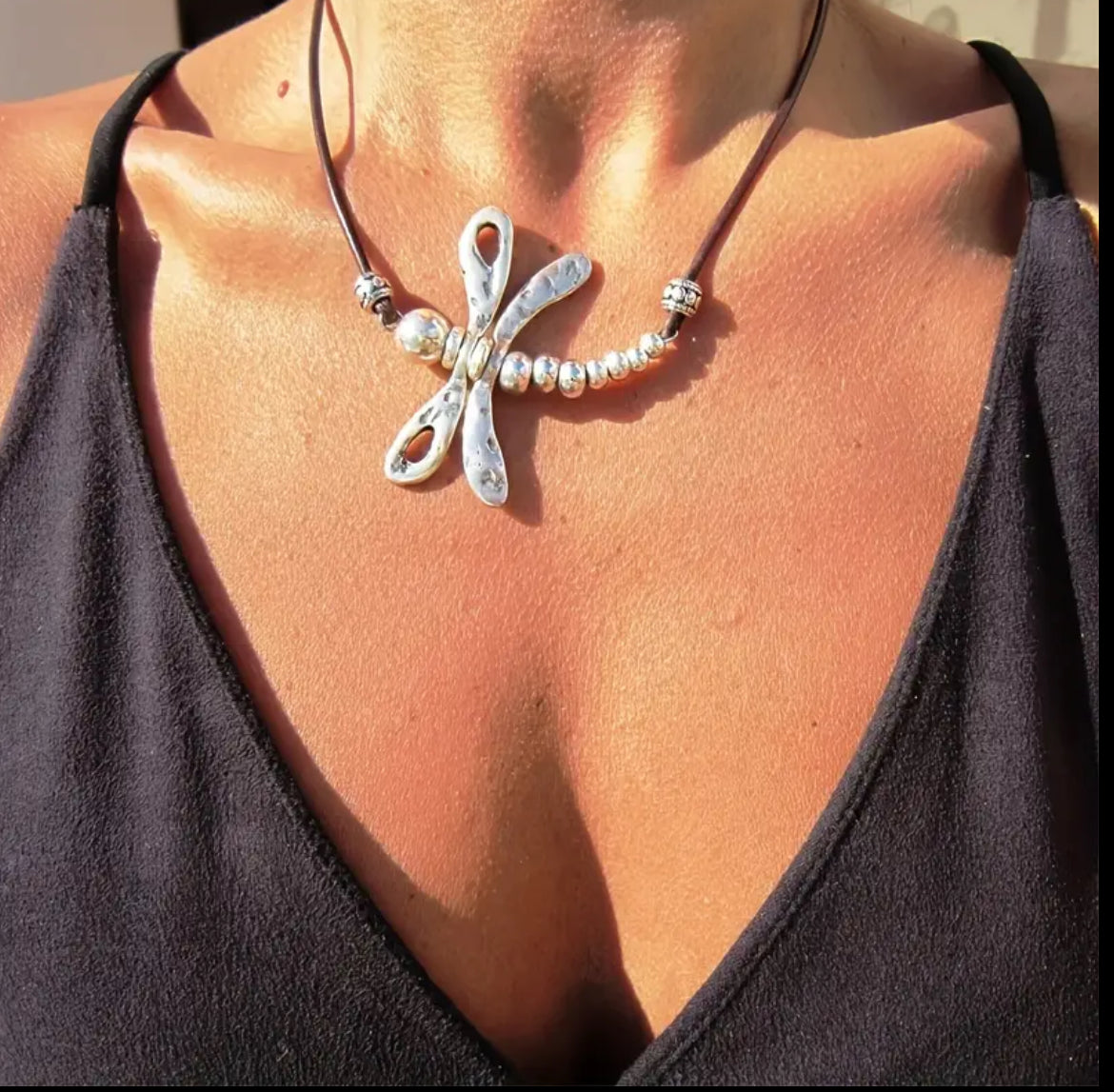 Collar con libélula giratoria grande