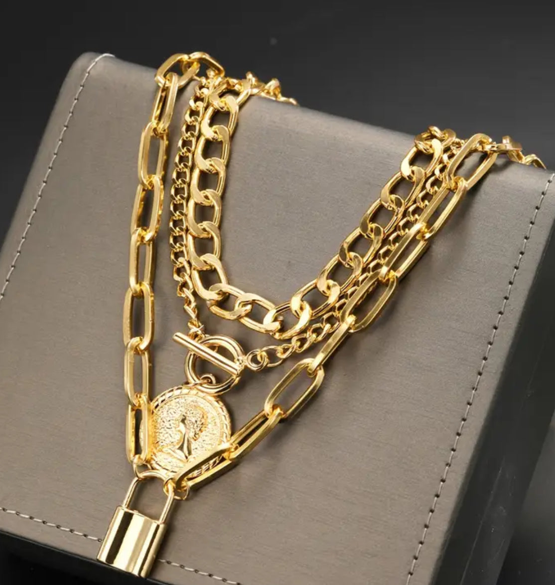 Collar triple cadena candado