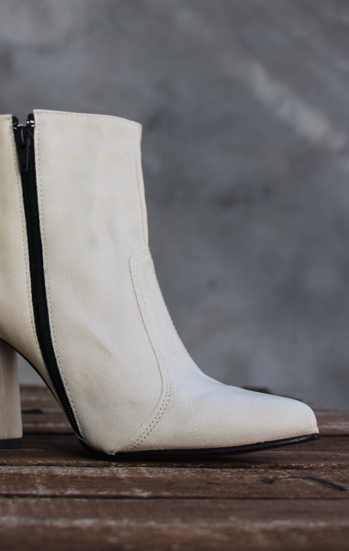 Bota color crudo finísima suela roja SALE OFF