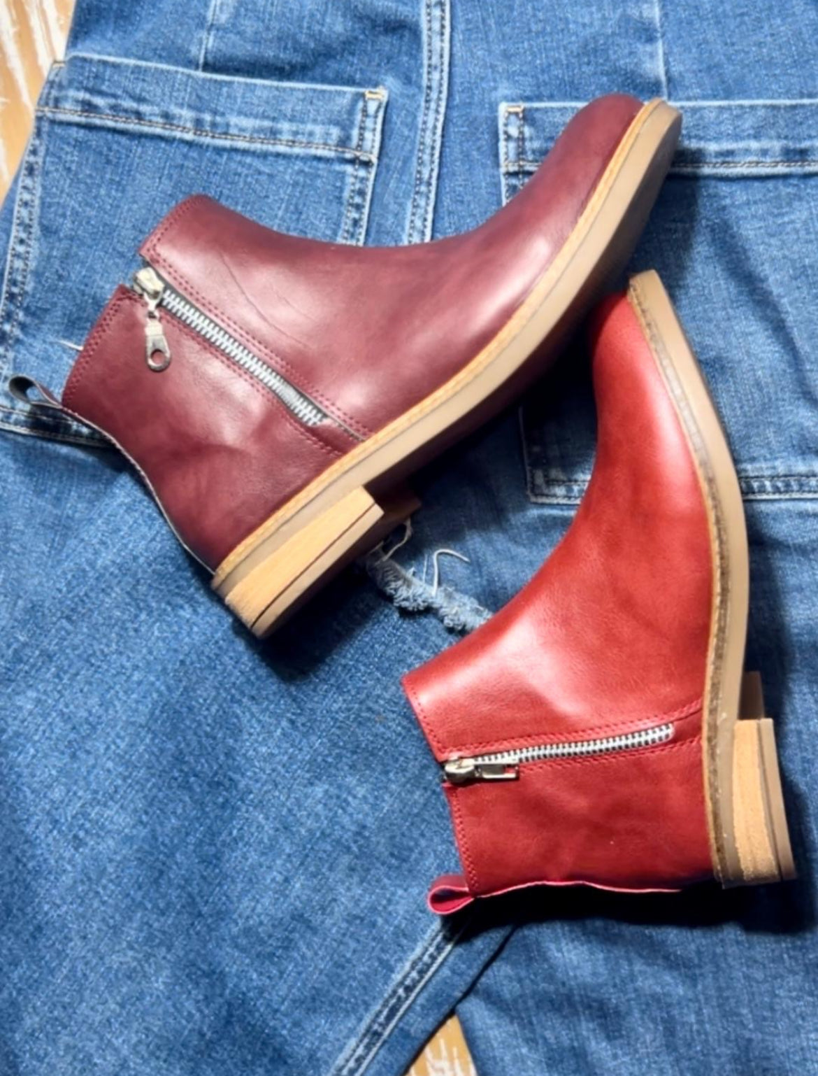 Bota en cuero rojo o bordo
