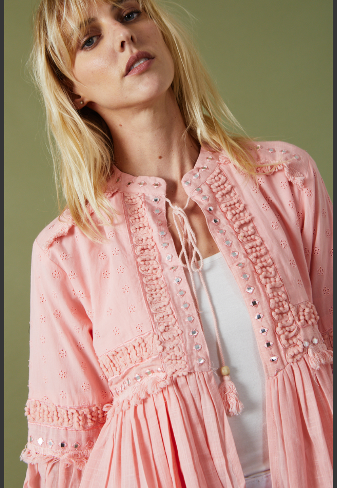 Chaqueta lienzo importado con apliques, un boho elegantísimo