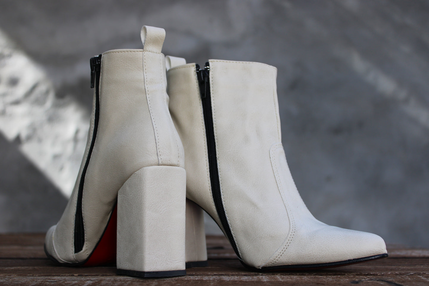 Bota color crudo finísima suela roja SALE OFF