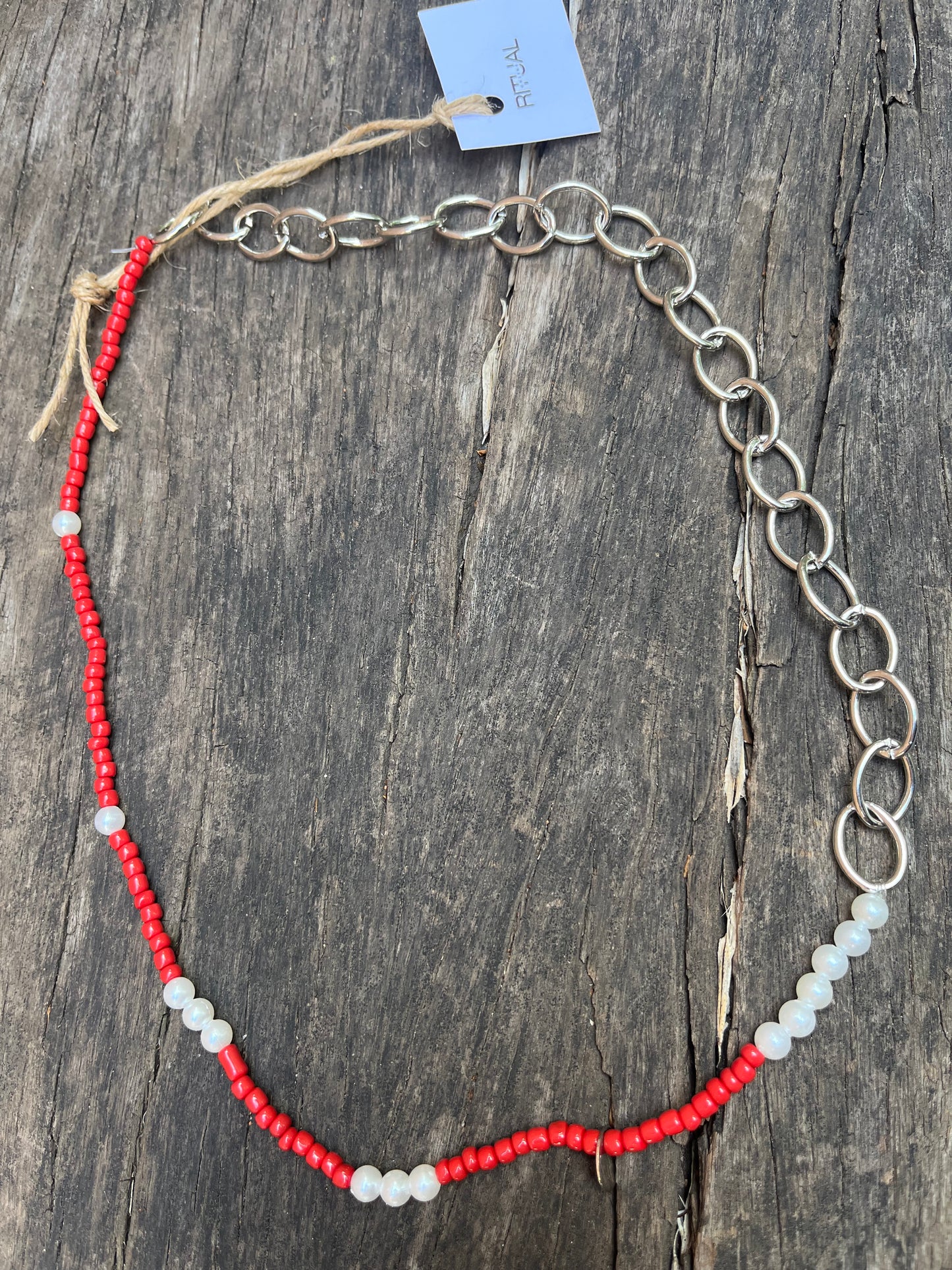 Collar combinado plateado y rojo