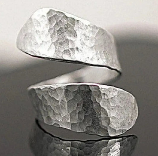 Anillo abierto metal martillado estilo rústico