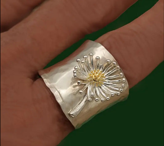 Anillo ancho brillante flor