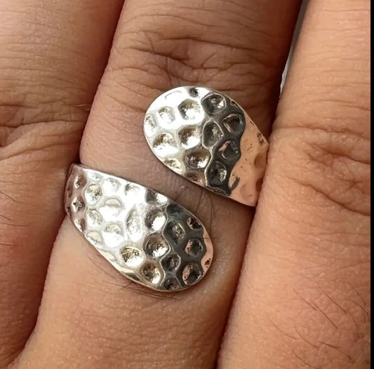 Anillo abierto metal martillado estilo rústico