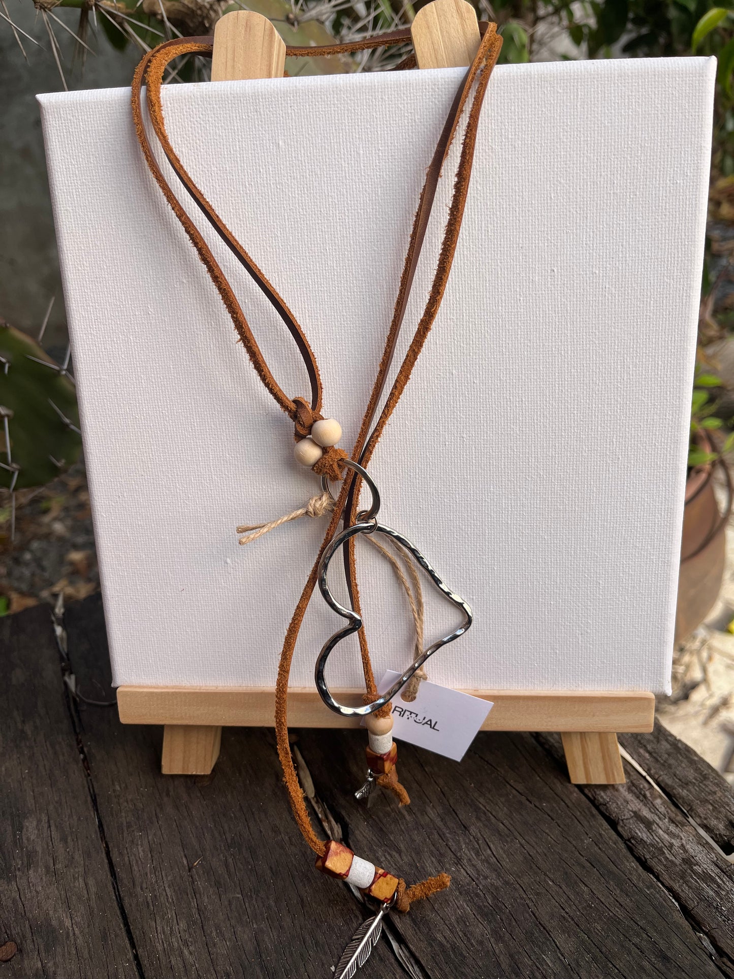 Collar de cuero corazón grande de cruzar