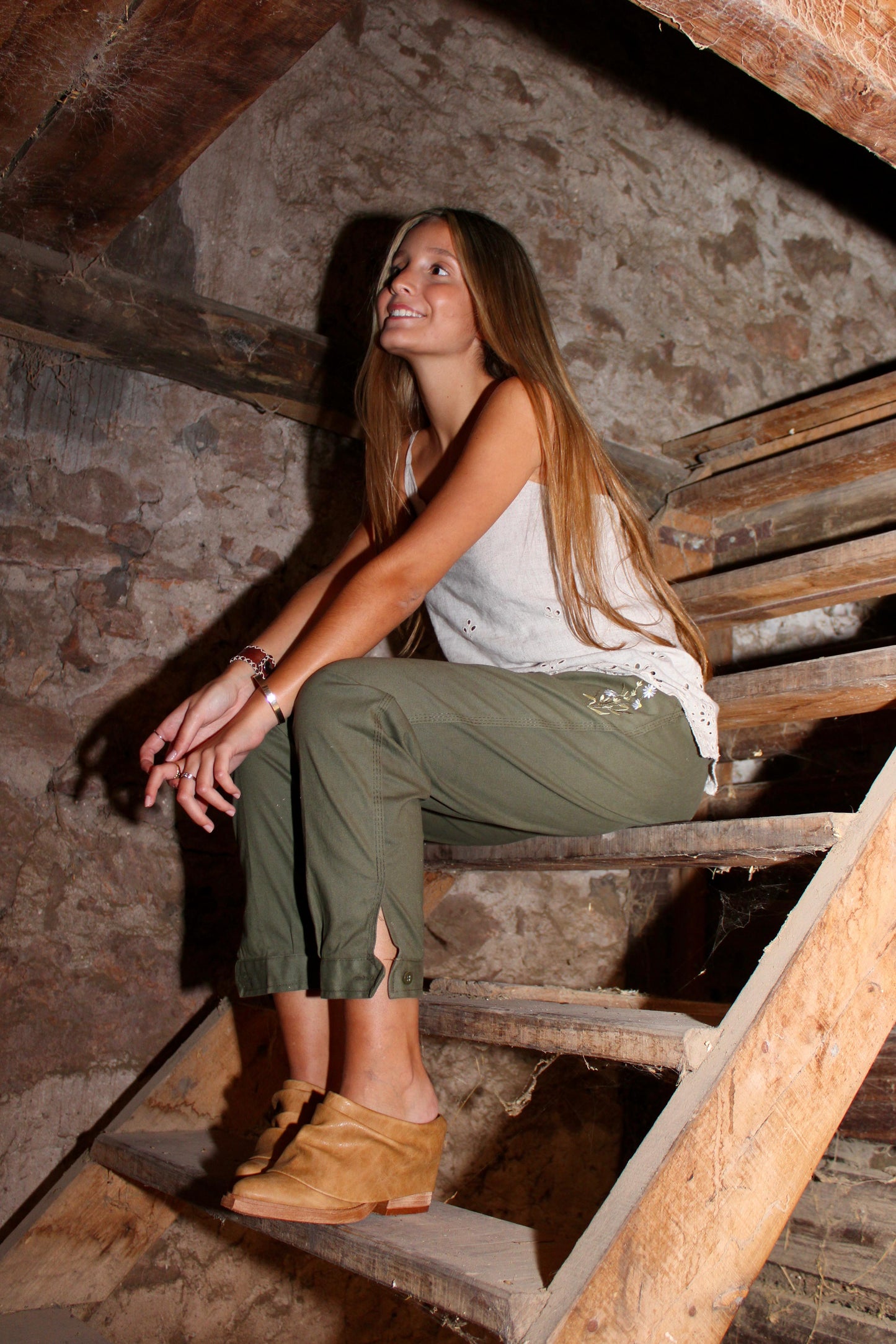 Bota tipo zueco en cuero vacuno