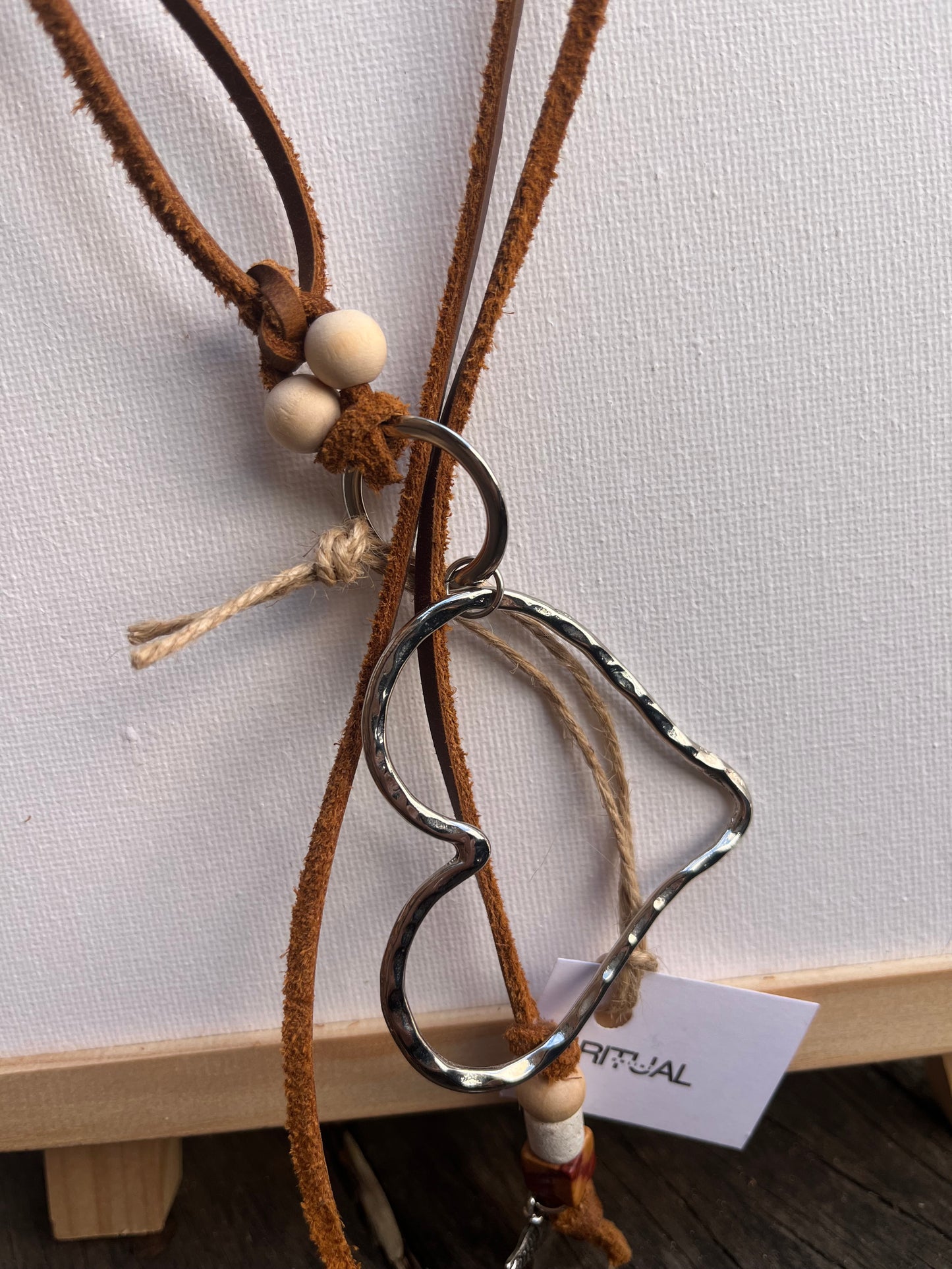 Collar de cuero corazón grande de cruzar