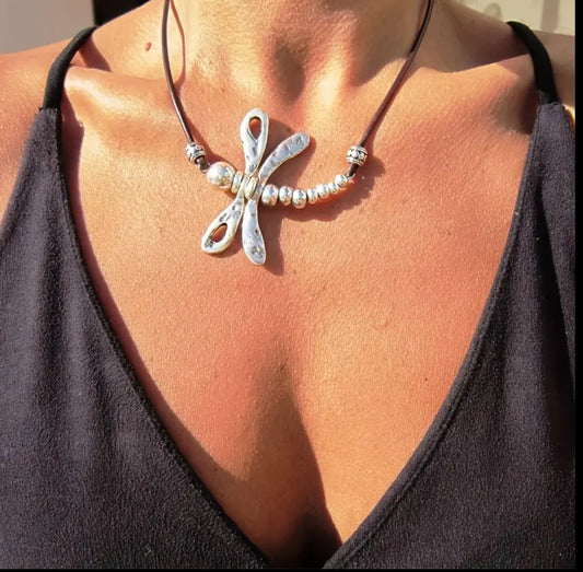 Collar con libélula giratoria grande