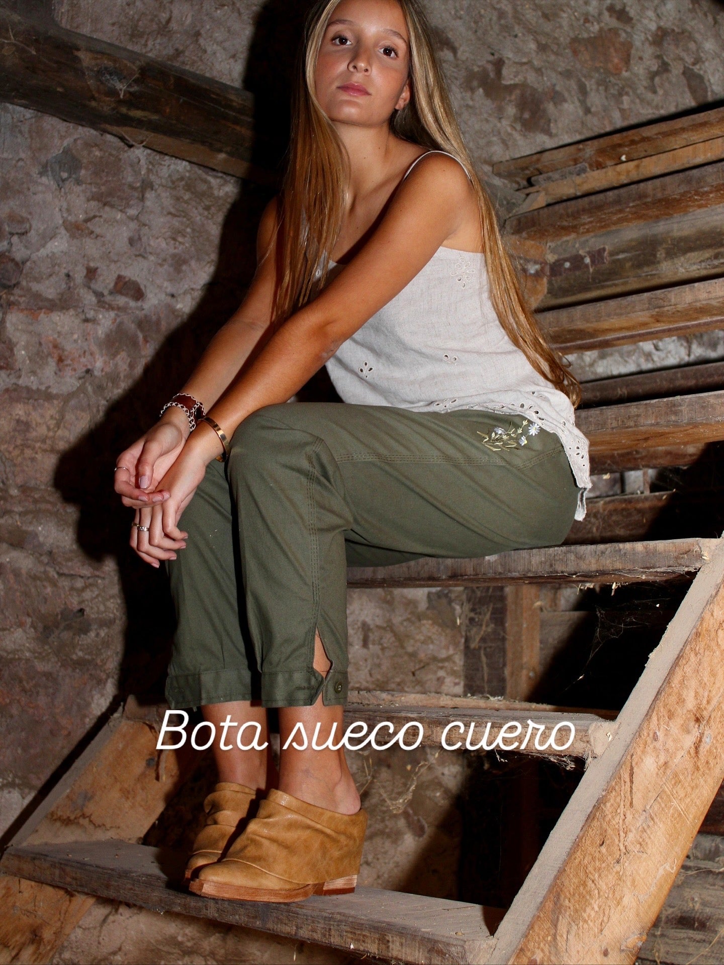 Bota tipo zueco en cuero vacuno